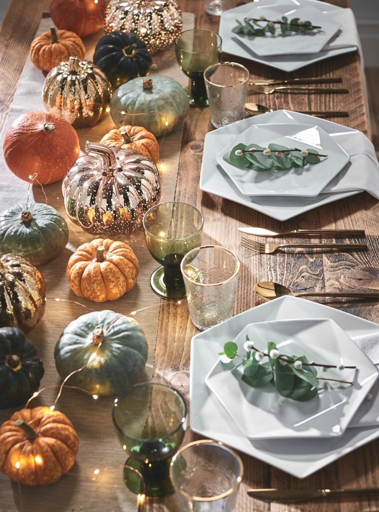 Autumnal Pumpkin Tablescape with Pumpkins as the centrepiece