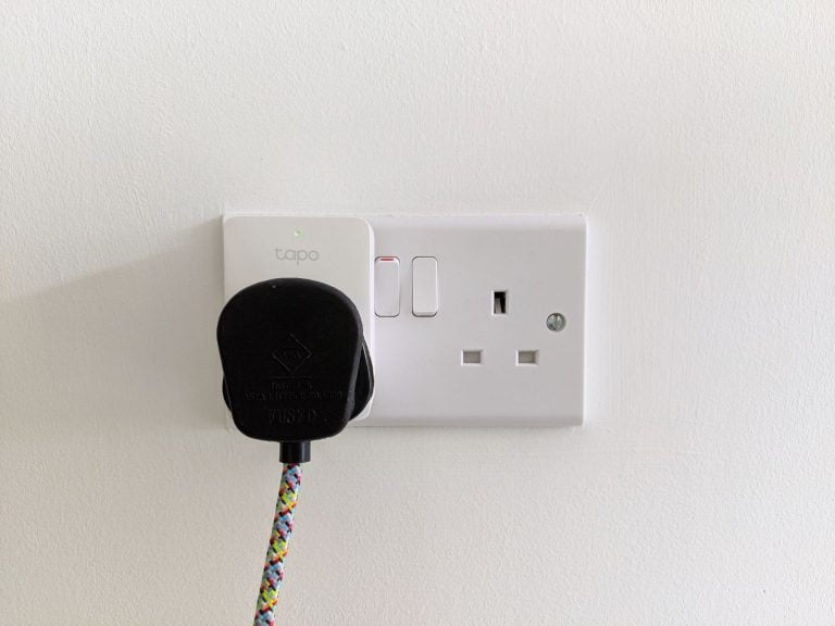 https://intwohomes.co.uk/wp-content/uploads/2020/06/TP-Link-Tapo-Smart-Socket-Plugged-In-768x576.jpg