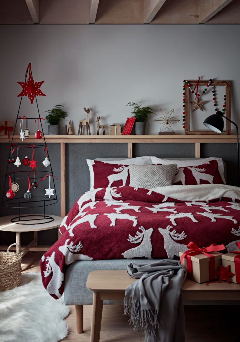 Fleece red reindeer bedding